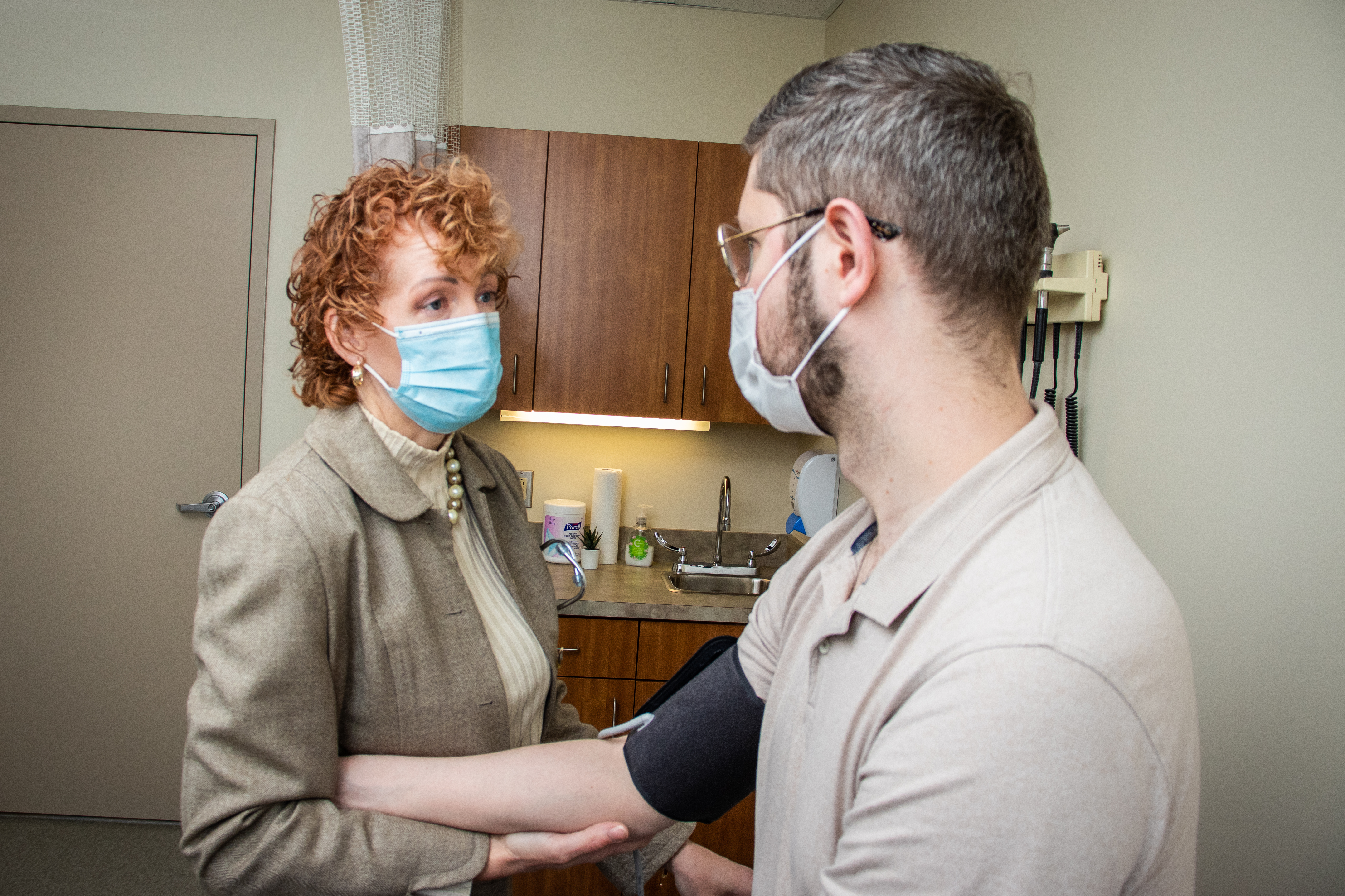 Nurse Practitioner Sue Battersby-Campbell attending a patient at the Walk-In Clinic+ Mill Cove (Bedford) location.