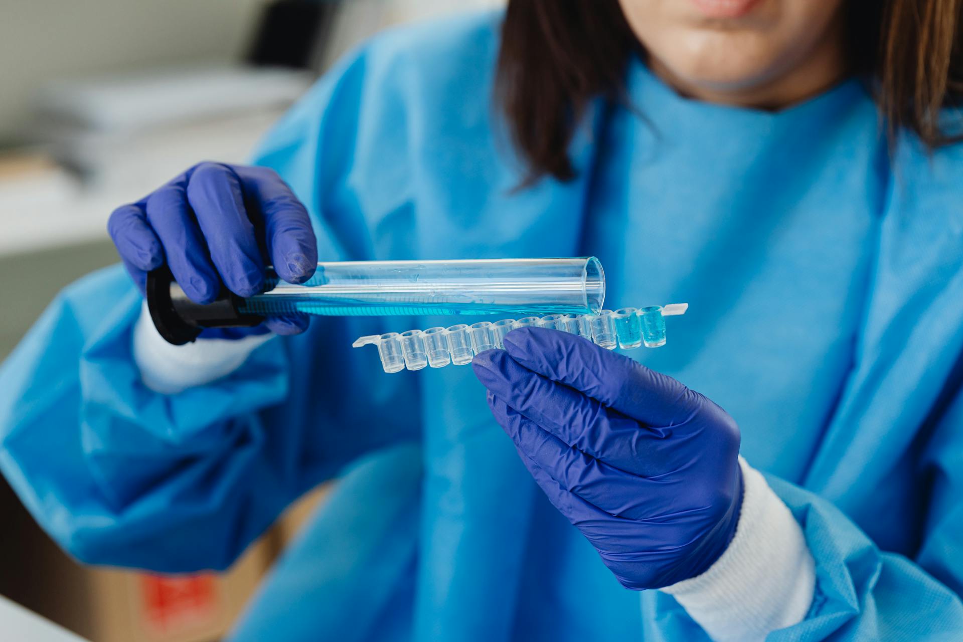 Women works in a lab.