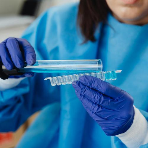 Women works in a lab.